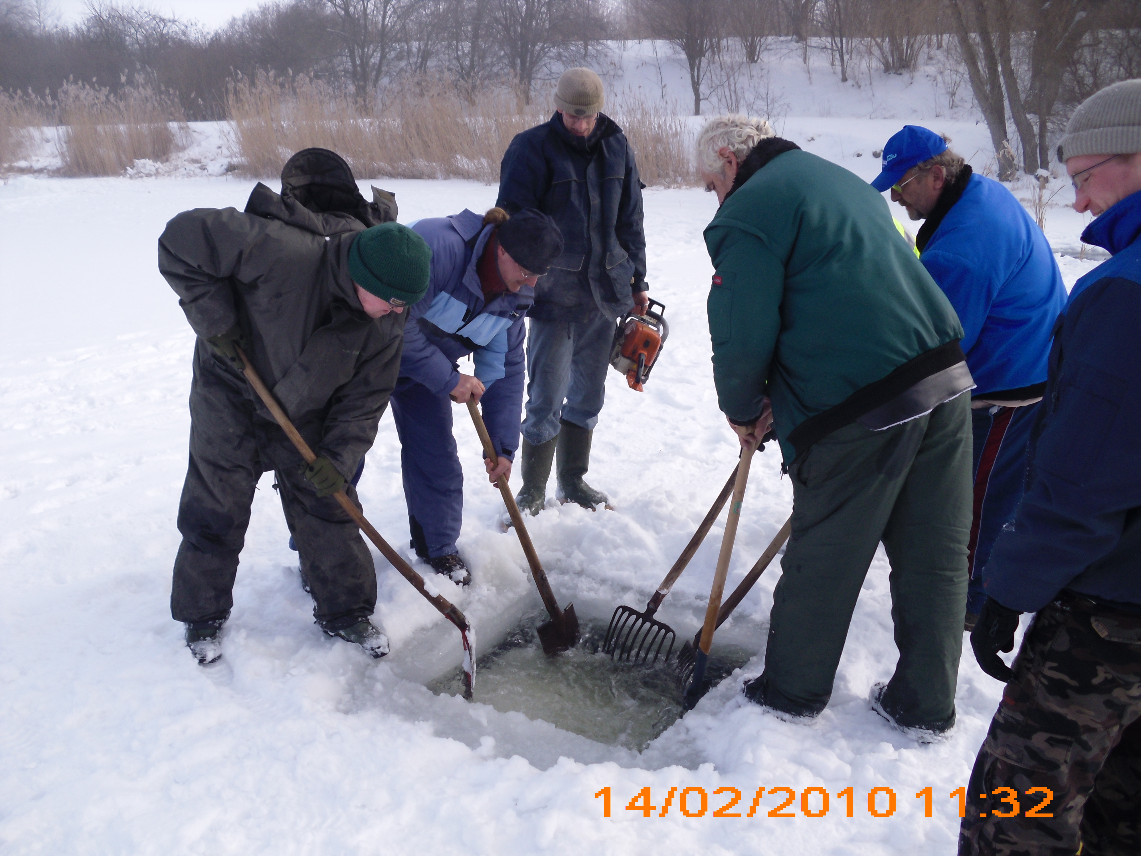 alle helfen mit das 25 - 30 cm dickes Eis unter Wasser zu drücken 
